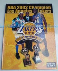 阿肯俗賣店--NBA 2002 CHAMPION湖人三連霸冠軍紀念特輯,精裝版,近全新-二手