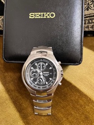 SEIKO alarm chronograph 100M潛水/測速記時三眼錶，有日期框，錶徑42mm,少戴。原廠不銹鋼錶帶，(無錶盒）今年剛送寶島鐘錶保養。