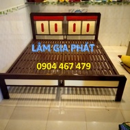Giường sắt trụ vuông mẫu lớn rộng 1m8 dài 2m màu nâu