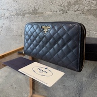 甜價出售使用感顯著四角有磨Prada菱格拉鏈長夾