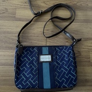 Tommy Hilfiger sling bag preloved (nett, no nego)