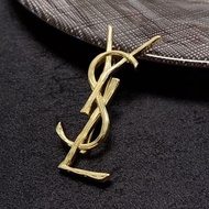 💥現貨💥 光澤飽滿不易氧化 YSL聖羅蘭經典立體金標LOGO胸針 | 萬能點睛提升穿搭精緻度必備配飾 | YSL Classic 3D Gold Logo Brooch|