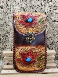 กระเป๋าใส่มือถือหนังแท้ ไซส์ใหญ่ 4x7นิ้ว ใส่มือถือจอ 6.7 ได้ ลายอินเดียแดง ตอกลาย งานตอกมือ กระเป๋าม