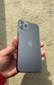 iPhone 11 Pro Max 256G ，新淨，電池效能100 %！ 己貼全新玻璃鋼化貼同埋保護套！