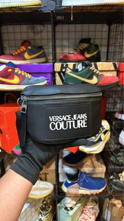 【鄭峰香水。精品】Versace Jeans Couture霧黑皮革鏈帶浮雕字母側背腰包/胸包