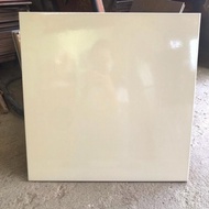 Populer keramik lantai putih 50x50 (glossy)/ keramik lantai 50x50