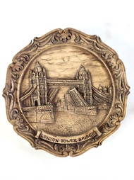 แกะสลักไม้ จานรูป London Tower Bridge ของที่ระลึกจากUK. สลักลายนูน สัดส่วนเหมือนจริง ของสะสมหรือตั้ง