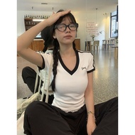 HRG STYLE | เสื้อแขนสั้นคอกีฬาสีขาวทรงกระชับ