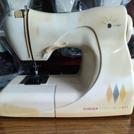 sewing machine portable.singer brand,12 built-in stitches with bottonholer automatic pushbotton