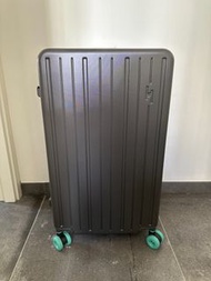 28吋 行李箱 hands free 寬拉桿 五個碌 大容量 有密碼鎖 有側面掛鉤可以掛住啲袋/購物袋紙袋 默認有出廠外觀瑕疵 旅行掃貨必備 價錢唔貴壞咗都唔心痛