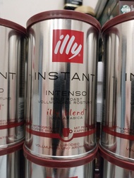 $100／2樽， illy Intenso 即溶咖啡粉（深焙）。 
產品特色：這是一款將即溶咖啡與細研磨咖啡豆結合的產品，帶來濃郁且芳香的口感，帶有可可和乾果的溫暖香氣，餘韻紮實。 
咖啡豆種類：選用