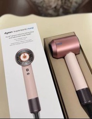 最新 戴森Dyson HD16 Sunset Rose 電動吹風機將強勁氣流與溫和呵護相結合，採用「流體力學美學」的收納設計，為每一次護髮體驗帶來全新感受