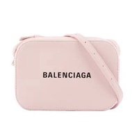 【Balenciaga 巴黎世家】牛皮EVERYDAY LOGO LINE斜背相機包XS(粉色)