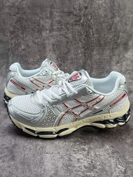 💥現貨💥人氣爆款銀紅復古Y2K風透氣緩震情侶款運動休閒跑鞋 | ASICS GEL-KAYANO 14|