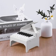 全城熱賣 - 高級感可彈奏鋼琴日曆創意塑膠擺件鋼琴檯曆生日禮物送女生高檔白色鋼琴【送52首世界名曲曲譜+禮袋+音符貼】【2025年】