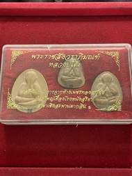 หลวงปู่โต๊ะ หลวงปู่โต๊ะ วัดประดู่ฉิมพลี พระปิดตาจัมโบ้ 2 พร้อมกล่อง 3 องค์ เนื้อเกสร ใบลาน สภาพสวย ม