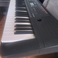 Keyboard YAMAHA PSR E253. kondisi no minus