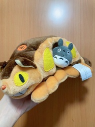 （超稀有款）美國玩具名牌 Gund x 吉卜力 宮崎駿龍貓公仔 龍貓巴士公仔 ☝️ Gund玩具絕對係品質保證  係無敵還原場景既一個版 連貓巴士身體角度都表現當時既動態，空心巴士裡面龍貓探頭而出☺️