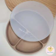Heykiddo :: จานซิลิโคนก้นดูดทรงกลม ช่องแบ่ง 3ช่อง พร้อมฝาปิด  ฐานใหญ่ ดูดโต๊ะแน่น สำหรับสาย BLW