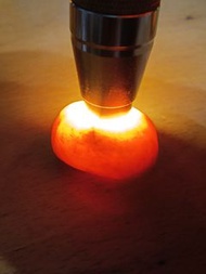 天然緬甸翡翠原石，大馬坎黃翡原石手把件一塊，已拋光，通透種水好，值得收藏。