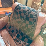 FENDI 棋盤格雙色羊毛圍巾｜經典老花格紋設計｜秋冬配件穿搭