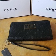 กระเป๋าสตางค์ใบยาว GUESS LONG WALLET (แบรนด์แท้ OUTLET) ด้านหน้าติดโลโก้แบรนด์ มาพร้อมกล่องกระดาษแบร