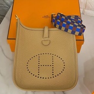 15/8門市現貨｜❤️‍🔥Hermes Mini Evelyne🧋0M Chai 新奶茶色 金釦 配限量肩帶 stamp u