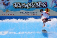 กิจกรรมเล่นเซิร์ฟที่ FlowRider 1 Utama ในกัวลาลัมเปอร์