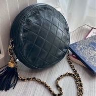 CHANEL 黑色菱格流蘇圓餅鏈條包