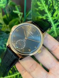 iwc 545406 葡萄牙系列
18k玫瑰金 44mm
 灰色錶面 自家98295機芯
配上手工鱷魚皮帶 原裝針扣
2013年出世卡 超平出售
HKD57800
☎️ 62064288