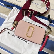 Marc Jacobs 粉色相機包 寬背帶