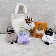 福袋set ‼️ Chanel Beauty絨毛手拿袋 x1& Lollipopp毛絨包包掛件盲盒單盒 x1數量只有5️⃣0️⃣套🔥 大家鬥快搶購全部售完即止‼️‼️