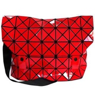 日本現貨虧本出售Issey Miyake 三宅一生郵差包紅色