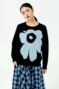 🎖 N E W IN : Cヤード by C yard Code : 802 - sweater คอกลมแขนยาว ตัวเสื้อสีดำสกรีนลายดอก Marimekko สีฟ้าดอกใหญ่ด้านหน้า ผ้าไหมพรมเนื้อดีรีดง่ายใส่สบาย ดีไซน์เก๋    SIZING :  อก(chest) 46” ยาว(length) 24”   🎪 COLOR :  พื้นสีดำดอกสีฟ้า