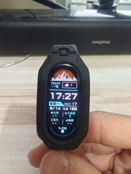 小米 Smart Band 10 智能手環，配有額外黑色錶帶和保護貼。盒內包含原裝錶帶、充電線和一張未用保護貼。錶盤顯示時間、日期和各種功能。錶帶和保護殼均為黑色。附帶原裝盒,國內版。手型唔係好啱,無