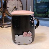 【上品居家生活】Hello Kitty 黑夜瞇眼 凱蒂貓 帶小湯匙杯蓋 陶瓷骨瓷杯 (黑身粉紅蓋) #YP095