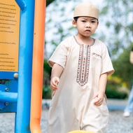 ชุดโต๊ปเด็กผู้ชายแขนสั้นหรือชุดอิสลามเด็กชาย เครื่องแต่งกายมุสลิมชาย โต๊บดูไบปักลายสุดเท่ นิยมสวมใส่
