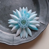 非洲菊胸針 新橋色 花朵 飾花 希望 優雅 入園式 入學式 畢業禮 畢業式 婚禮 可愛 精緻 日本古董珠飾