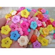 50pcs plastic flower button/butang plastik saiz besar 2cm.