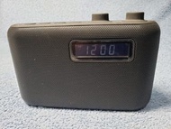 全新 無包裝 Jensen SR-50電子搜台AM/FM收音機，內置喇叭，有天線，手動調台，有AUX輸入，可作喇叭使用，電子數字顯示，可儲台，可收AM/FM，有時鐘鬧鐘開機功能，使用兩4粒AA電池，可