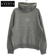 เสื้อฮู้ดผ้าฟลีซแขนยาวสีเทาพร้อมโลโก้ CP Company รุ่น 24AW ไซส์ L [มือสอง]