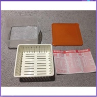 Plastic box with plastic basket inside, used to steam vegetables in the microwave, 17,2x14,8cm high,