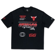 New Era เสื้อยืดแขนสั้นรุ่น Chicago Bulls Nba Racing Black Oversized Short Sleeve T-Shirt