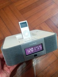 iPod music player with radio and alarm clock (iPod 播放器 枱鐘 鬧鐘連收音機)