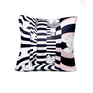 Gookaso原創繪本設計創作 雙面白色百足毛蟲怪獸圖案卡通絲絨質印花抱枕 45x45cm