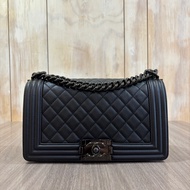 Chanel A67086黑牛皮黑釦Boy 25斜背包So Black