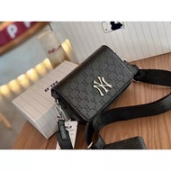 《323》ประเทศเกาหลีใต้ mlb ลายนูน PU กระเป๋ากล้องสายตายาว CNK กระเป๋าสะพายหนังผู้ชายและผู้หญิงกระเป๋าส