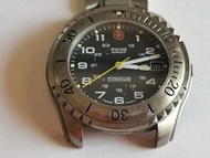Swiss Army Titanium 手錶，錶帶駁口位斷咗