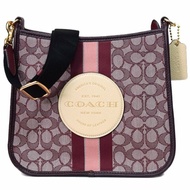 【COACH】圓標LOGO緹花拼皮革條紋斜背包-酒紅色