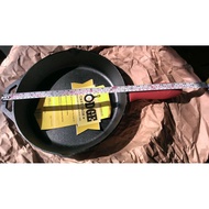 Lodge 12 Inch Cast Iron Pan L10SK3 With Red Silicone Heat Insulation Cover